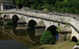 Ancien pont de pierre à plusieurs arches au-dessus d’une rivière